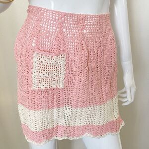 Vintage Pink & White Crochet Short Apron w Pocket & Lettuce Hem